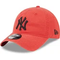 shapka-izvita-chervena-reguliruem-9twenty-league-essential-na-new-york-yankees-mlb-ot-new-era