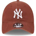 new-era-mlb-new-york-yankees-9twenty-league-essential-verstellbare-braune-kappe-mit-gebogenem-schirm