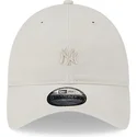 shapka-izvita-bezhov-reguliruema-lenta-con-logo-9twenty-mini-logo-na-new-york-yankees-mlb-ot-new-era