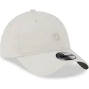 shapka-izvita-bezhov-reguliruema-lenta-con-logo-9twenty-mini-logo-na-new-york-yankees-mlb-ot-new-era