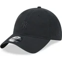 schwarze-verstellbare-kappe-mit-gebogenem-schirm-und-schwarzem-9twenty-mini-logo-der-new-york-yankees-mlb-von-new-era