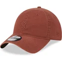 verstellbare-braune-kappe-mit-gebogenem-schirm-und-braunem-logo-9twenty-mini-logo-der-new-york-yankees-mlb-von-new-era