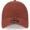verstellbare-braune-kappe-mit-gebogenem-schirm-und-braunem-logo-9twenty-mini-logo-der-new-york-yankees-mlb-von-new-era