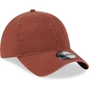 verstellbare-braune-kappe-mit-gebogenem-schirm-und-braunem-logo-9twenty-mini-logo-der-new-york-yankees-mlb-von-new-era