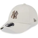 shapka-izvita-bezhov-reguliruem-9forty-check-infill-na-new-york-yankees-mlb-ot-new-era