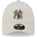 shapka-izvita-bezhov-reguliruem-9forty-check-infill-na-new-york-yankees-mlb-ot-new-era