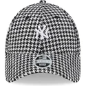 verstellbare-schwarz-weisse-damenkappe-9forty-hahnentritt-new-york-yankees-mlb-von-new-era