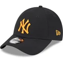 schwarze-verstellbare-kappe-mit-gebogenem-schirm-und-orangem-logo-9forty-league-essential-new-york-yankees-mlb-von-new-era