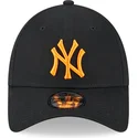 schwarze-verstellbare-kappe-mit-gebogenem-schirm-und-orangem-logo-9forty-league-essential-new-york-yankees-mlb-von-new-era