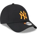 schwarze-verstellbare-kappe-mit-gebogenem-schirm-und-orangem-logo-9forty-league-essential-new-york-yankees-mlb-von-new-era