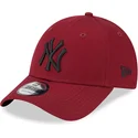 new-era-mlb-new-york-yankees-9forty-league-essential-verstellbare-rote-kappe-mit-schwarzem-logo