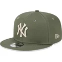 shapka-ploska-zelena-snapbek-9fifty-league-essential-na-new-york-yankees-mlb-ot-new-era
