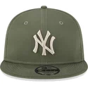 grune-snapback-cap-mit-flachem-schirm-und-beigem-logo-9fifty-league-essential-der-new-york-yankees-mlb-von-new-era