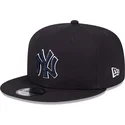 marineblaue-flache-snapback-kappe-mit-marineblauen-logo-9fifty-side-patch-script-der-new-york-yankees-mlb-von-new-era
