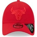 shapka-izvita-chervena-reguliruem-9forty-repreve-outline-na-chicago-bulls-nba-ot-new-era