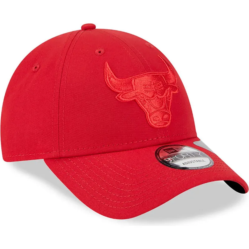 shapka-izvita-chervena-reguliruem-9forty-repreve-outline-na-chicago-bulls-nba-ot-new-era