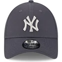 shapka-izvita-siv-reguliruem-9forty-metallic-na-new-york-yankees-mlb-ot-new-era