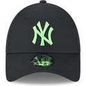 schwarze-verstellbare-kappe-mit-gebogenem-schirm-und-grunem-logo-9forty-neon-der-new-york-yankees-mlb-von-new-era