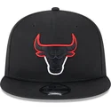 shapka-ploska-cherna-snapbek-9fifty-split-na-chicago-bulls-nba-ot-new-era