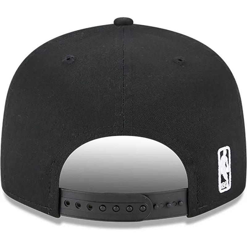 shapka-ploska-cherna-snapbek-9fifty-split-na-chicago-bulls-nba-ot-new-era