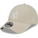 shapka-izvita-bezhov-reguliruem-9forty-teddy-na-new-york-yankees-mlb-ot-new-era