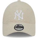 shapka-izvita-bezhov-reguliruem-9forty-teddy-na-new-york-yankees-mlb-ot-new-era