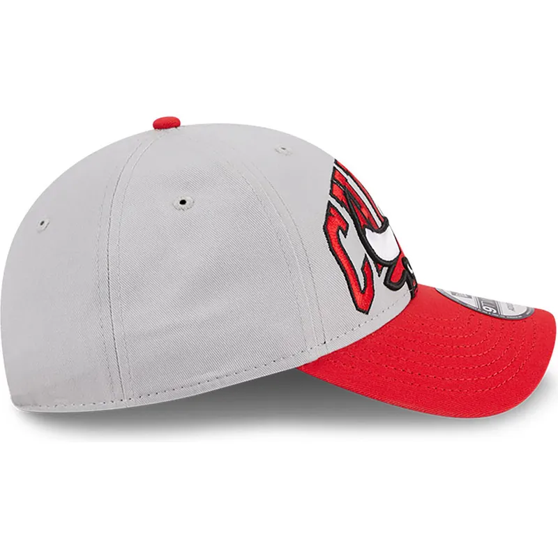 graue-und-rote-verstellbare-curved-cap-9twenty-tip-off-2023-der-chicago-bulls-nba-von-new-era