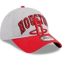 new-era-izvita-periferiya-9twenty-tip-off-2023-houston-rockets-nba-siva-i-chervena-reguliruema-shapka