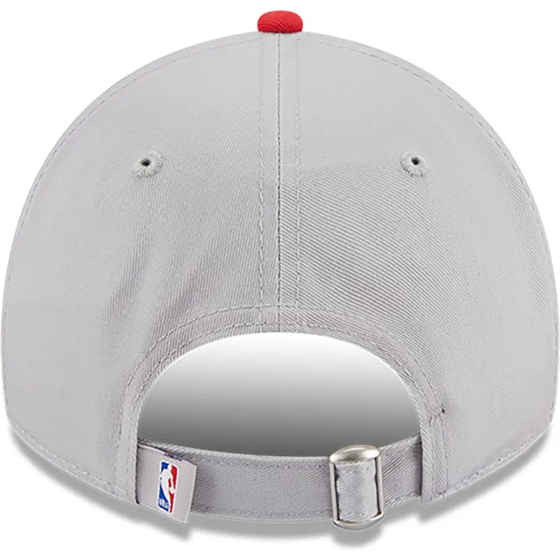new-era-izvita-periferiya-9twenty-tip-off-2023-houston-rockets-nba-siva-i-chervena-reguliruema-shapka
