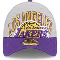 graue-und-violette-verstellbare-curved-cap-9twenty-tip-off-2023-der-los-angeles-lakers-nba-von-new-era