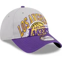 shapka-izvita-siv-reguliruema-9twenty-tip-off-2023-na-los-angeles-lakers-nba-ot-new-era