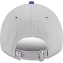 new-era-izvita-kozirka-9twenty-tip-off-2023-los-angeles-lakers-nba-siva-i-lilava-reguliruema-shapka