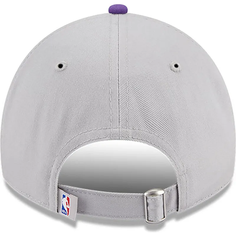 new-era-izvita-kozirka-9twenty-tip-off-2023-los-angeles-lakers-nba-siva-i-lilava-reguliruema-shapka