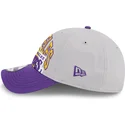graue-und-violette-verstellbare-curved-cap-9twenty-tip-off-2023-der-los-angeles-lakers-nba-von-new-era