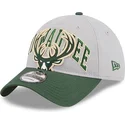 gorra-curva-gris-y-verde-ajustable-9twenty-tip-off-2023-de-milwaukee-bucks-nba-de-new-era