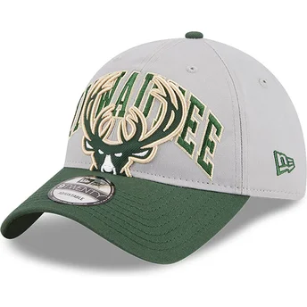 Verstellbare graue und grüne 9TWENTY Tip Off 2023 Kappe der Milwaukee Bucks NBA von New Era