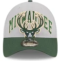 gra-og-gron-justerbar-9twenty-tip-off-2023-milwaukee-bucks-nba-kasket-fra-new-era