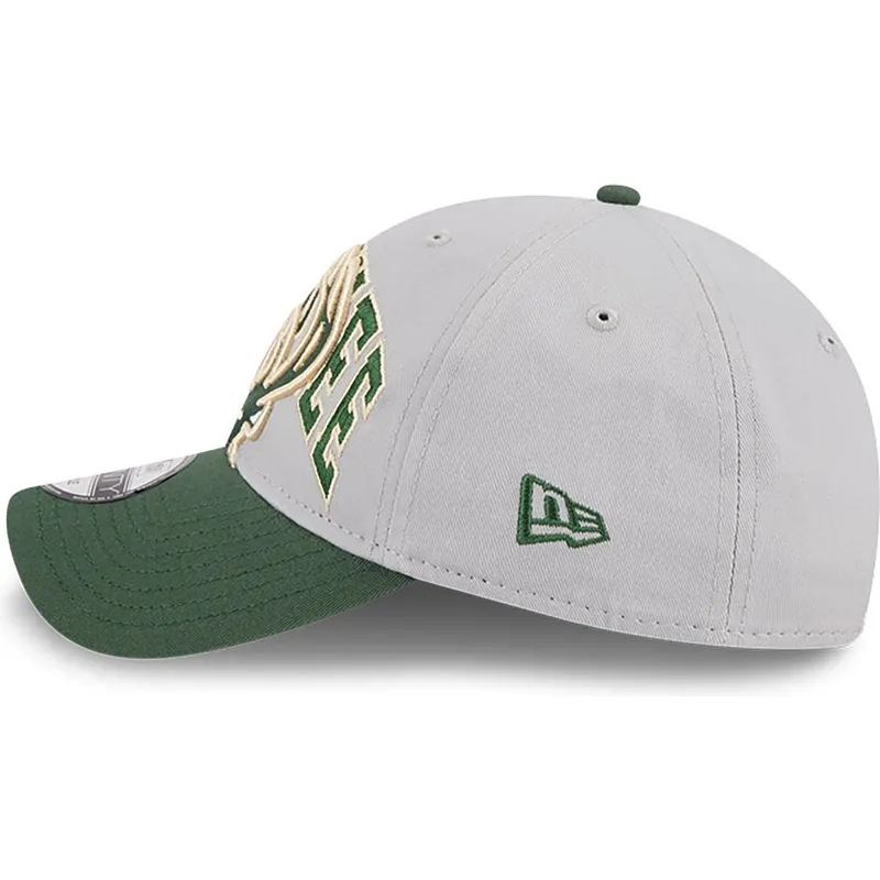 graue-und-grune-verstellbare-curved-cap-9twenty-tip-off-2023-der-milwaukee-bucks-nba-von-new-era