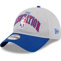 gorra-curva-gris-y-azul-ajustable-9twenty-tip-off-2023-de-nba-de-new-era