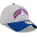 shapka-izvita-siv-reguliruem-9twenty-tip-off-2023-na-nba-ot-new-era