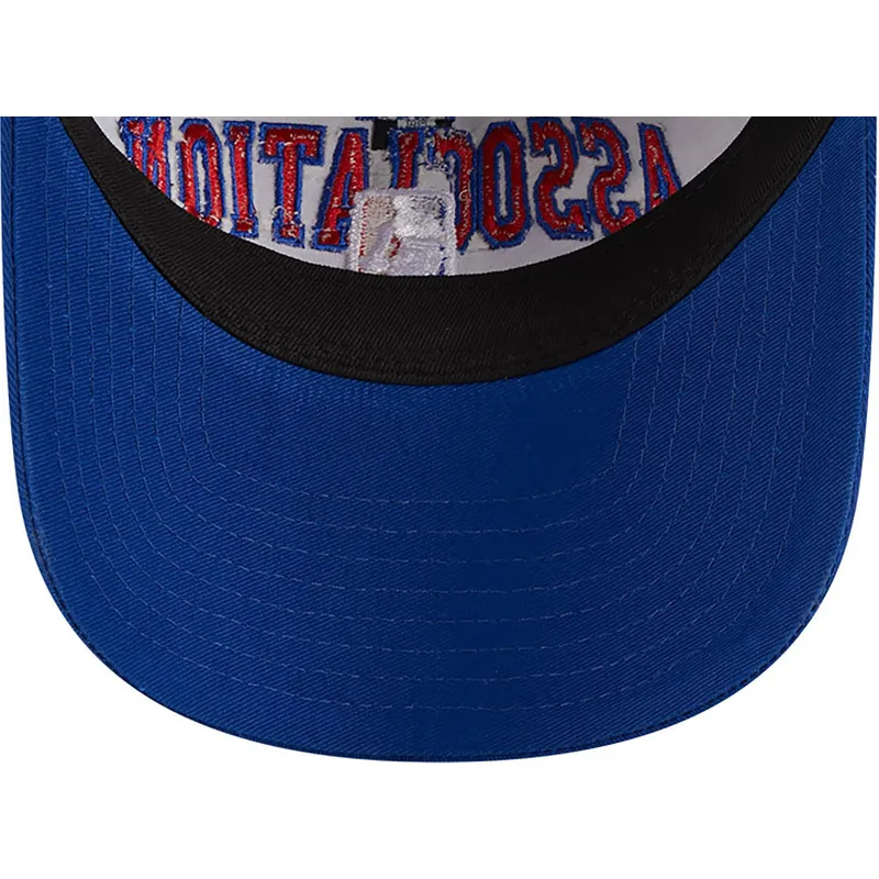 new-era-izvita-kozirka-9twenty-tip-off-2023-nba-siva-i-sinya-reguliruema-shapka