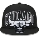 schwarze-flache-snapback-kappe-9fifty-tip-off-2023-der-chicago-bulls-nba-von-new-era