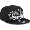 shapka-ploska-cherna-snapbek-9fifty-tip-off-2023-na-chicago-bulls-nba-ot-new-era
