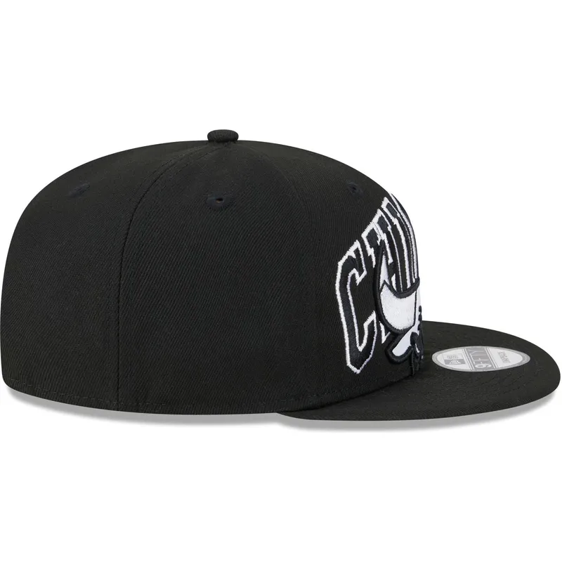 schwarze-flache-snapback-kappe-9fifty-tip-off-2023-der-chicago-bulls-nba-von-new-era