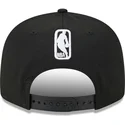 shapka-ploska-cherna-snapbek-9fifty-tip-off-2023-na-chicago-bulls-nba-ot-new-era