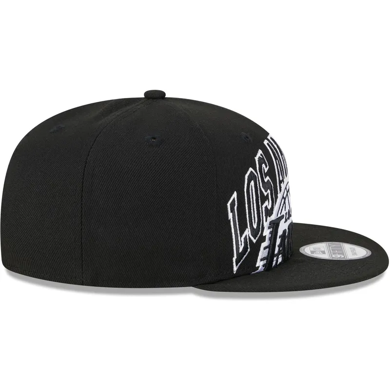 shapka-ploska-cherna-snapbek-9fifty-tip-off-2023-na-los-angeles-lakers-nba-ot-new-era
