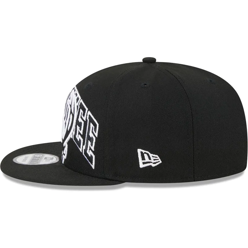 shapka-ploska-cherna-snapbek-9fifty-tip-off-2023-na-milwaukee-bucks-nba-ot-new-era
