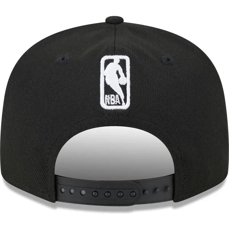 shapka-ploska-cherna-snapbek-9fifty-tip-off-2023-na-milwaukee-bucks-nba-ot-new-era