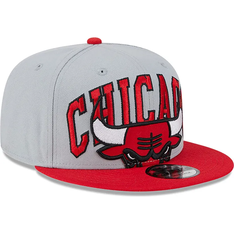 shapka-ploska-siv-snapbek-9fifty-tip-off-2023-na-chicago-bulls-nba-ot-new-era