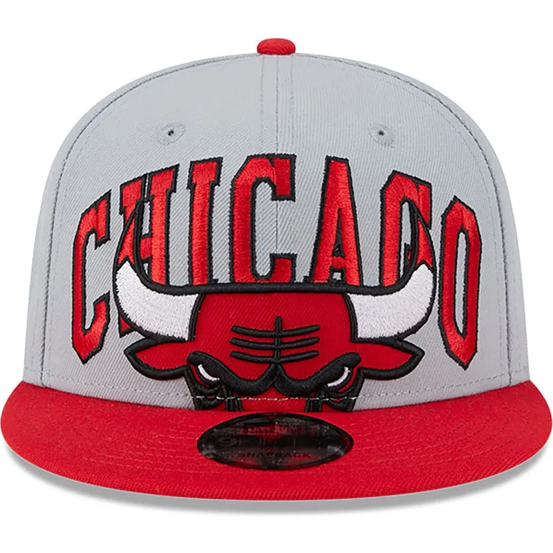 shapka-ploska-siv-snapbek-9fifty-tip-off-2023-na-chicago-bulls-nba-ot-new-era